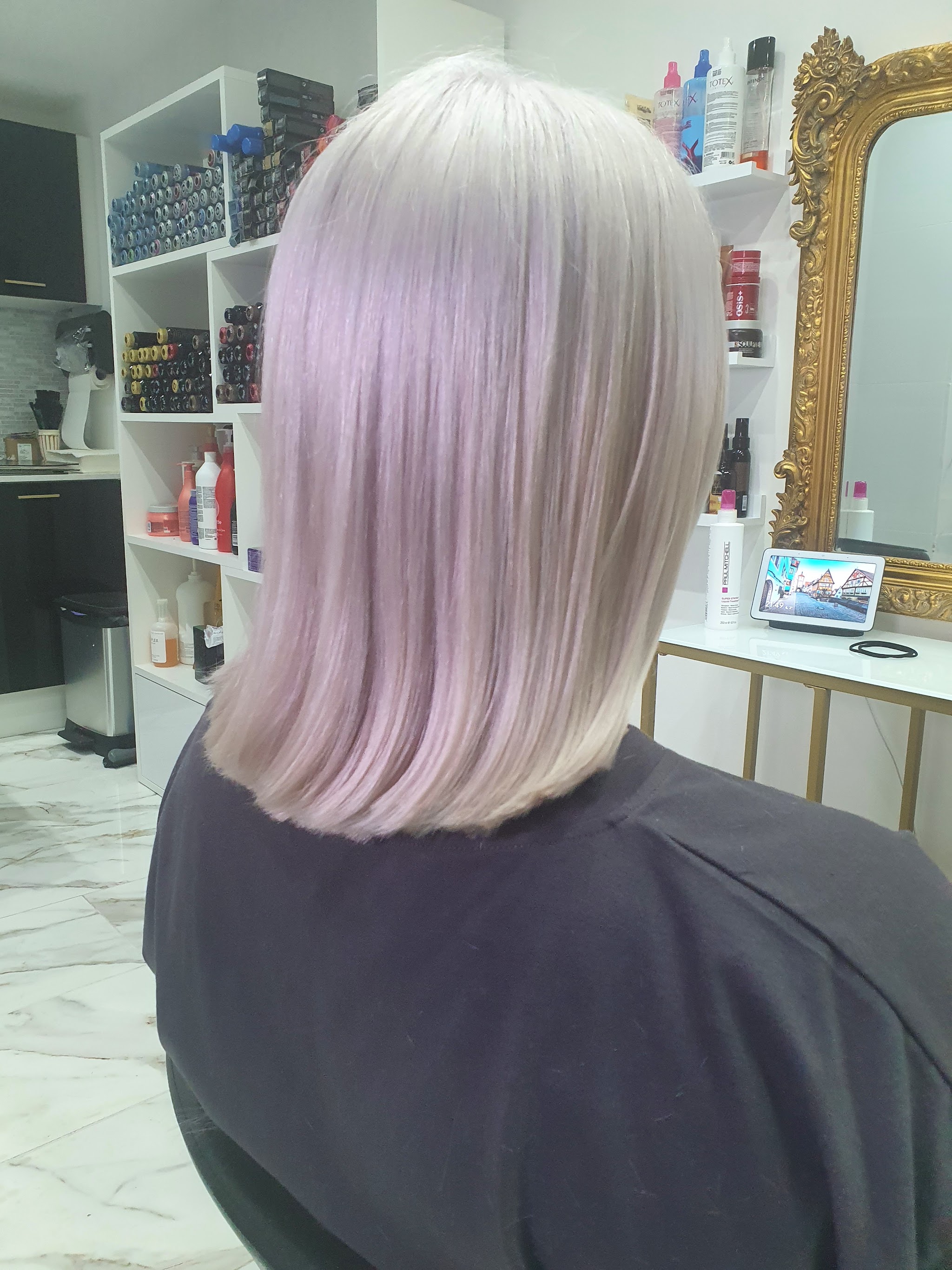 Strakke bob in ijzig zilverblond met een lila zweem
