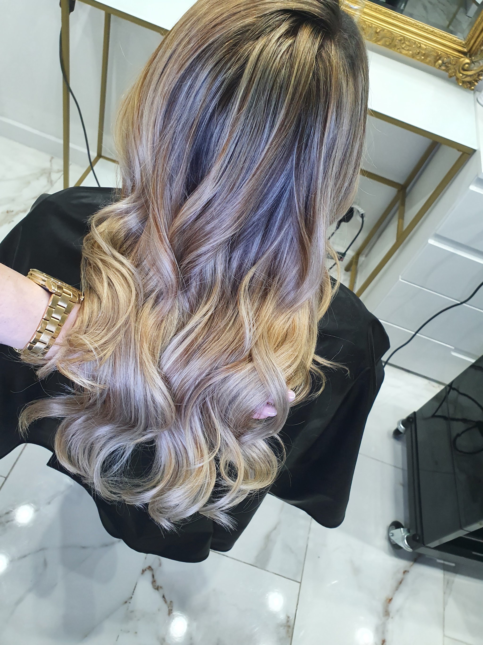 Lange golven met balayage, van donker bij de aanzet naar licht blond in de punten
